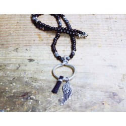 Collar con cuentas negras de madera y plata